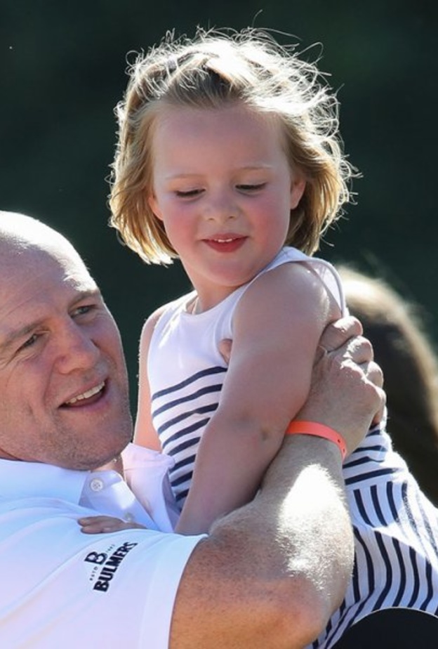 مايك تيندال يكشف عن ردة فعل ابنتيه على مولد شقيقهما الأصغر