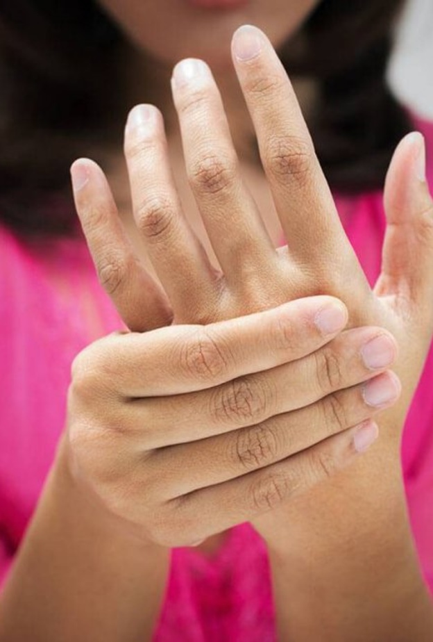 هل يسبب التهاب الاعصاب باليد الشعور بالالم وكيف يمكن التشخيص