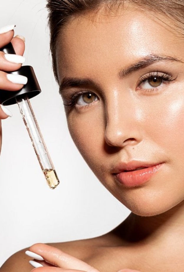 زيت الخروع يعزز نضارة الوجه