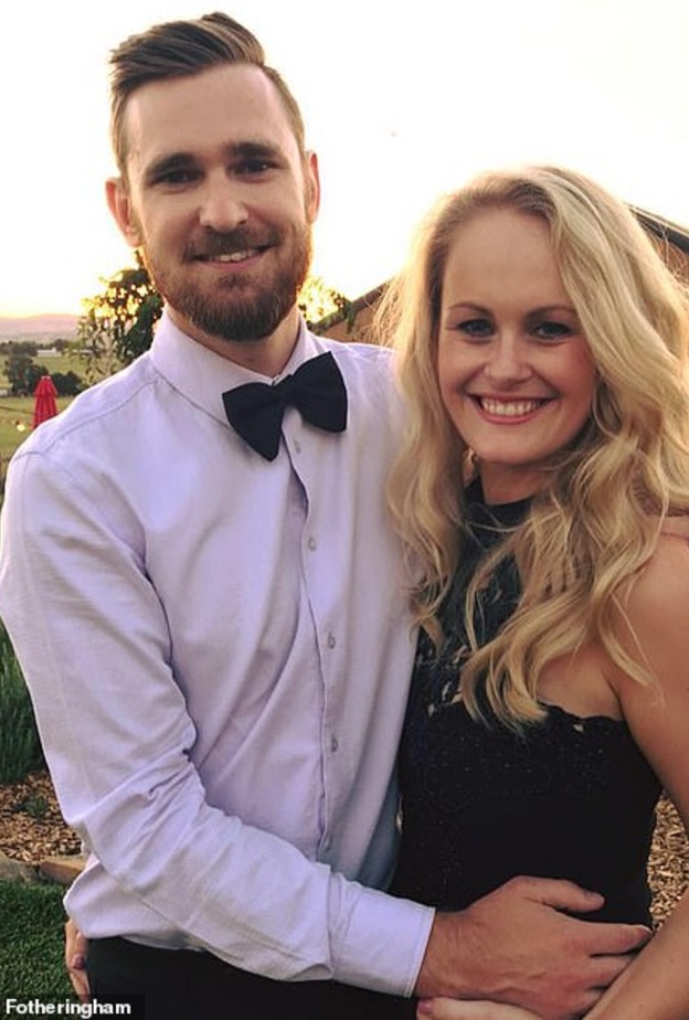 عروس تطلب المساعدة للوصول إلى حفل زفافها بعد أن حجزتها السيول