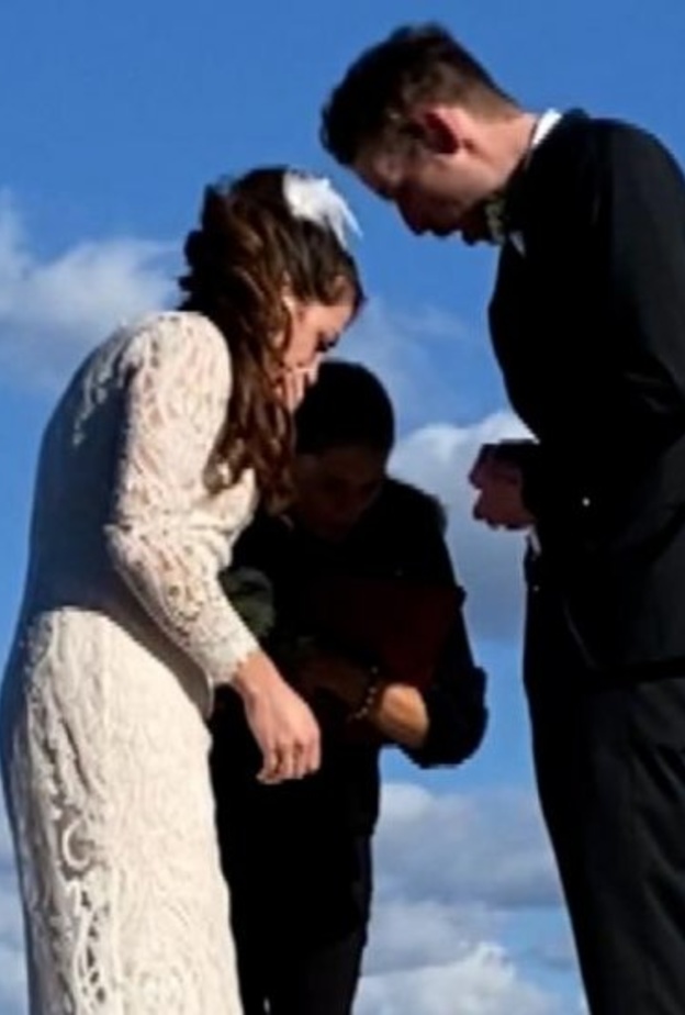 غواص يعثر على خاتم زواج سقط بالخطأ في بحيرة