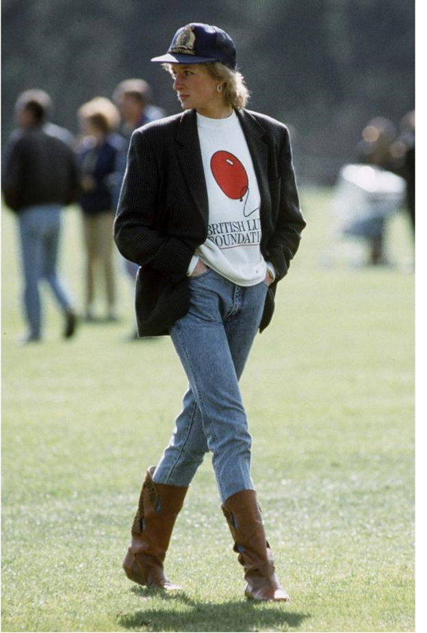 من إطلالات الأميرة ديانا الأيقونية تنسيق البنطلون الدنيم مع الهودي والبليزر الأوفر سايز