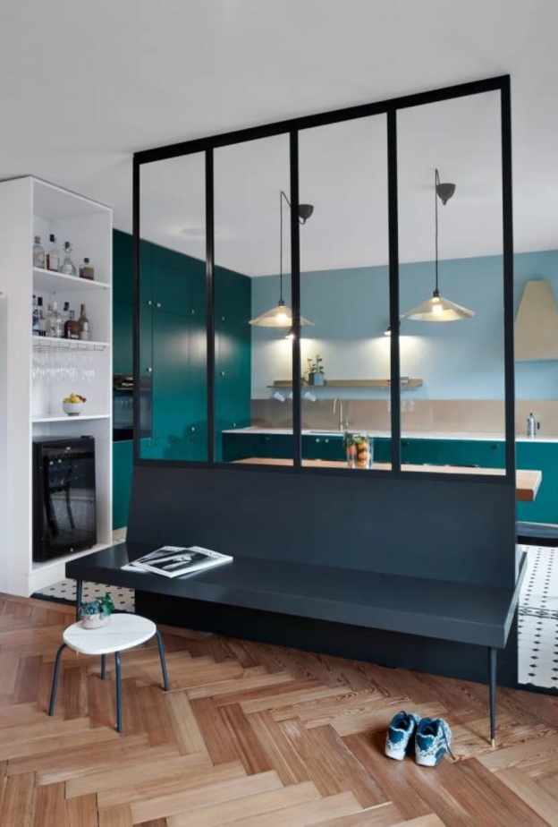  فاصل بإطار معدني أسود تعزل المطبخ عن المنزل