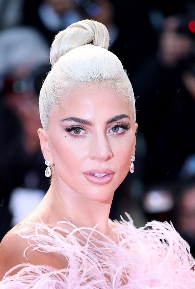  مكياج أنثوي مع تسريحة كعكة الشعر بأسلوب ليدي غاغا