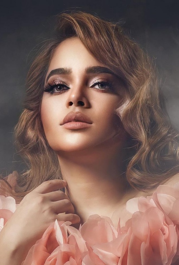 اطلالات جمالية للشابات استوحيها من الفنانة الإماراتية مشاعل الشحي