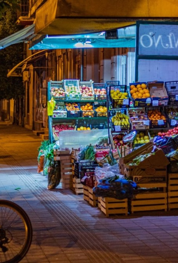 المقاهي تمثل أهمية كبيرة للصربيين ويمكنك أن تجد الكثير منها في مختلف أنحاء الصرب Dimitar Kazakov