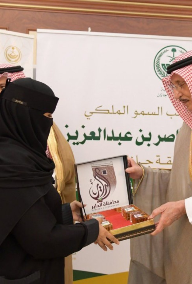 سارة المالكي تقدم باقة من العطور للامير محمد بن ناصر بن عبدالعزيز امير منطقه جازان