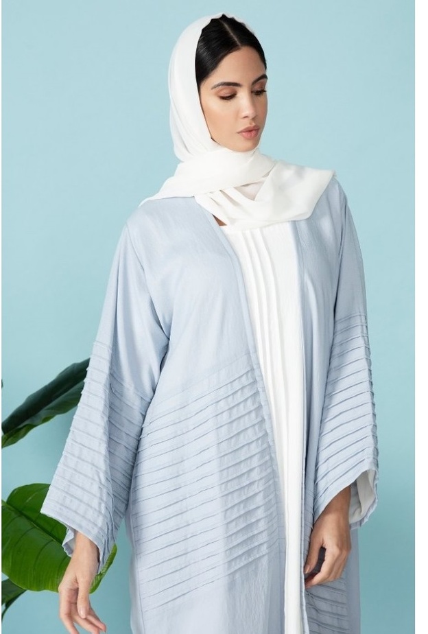 الأزرق السماوي الفاتح بتصميم عباية بلمسات من الكشاكش الناعمة من ALBATROSS