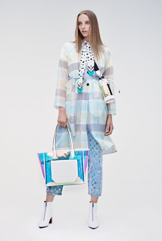 مجموعة KARL LAGERFELD النسائية لربيع 2021