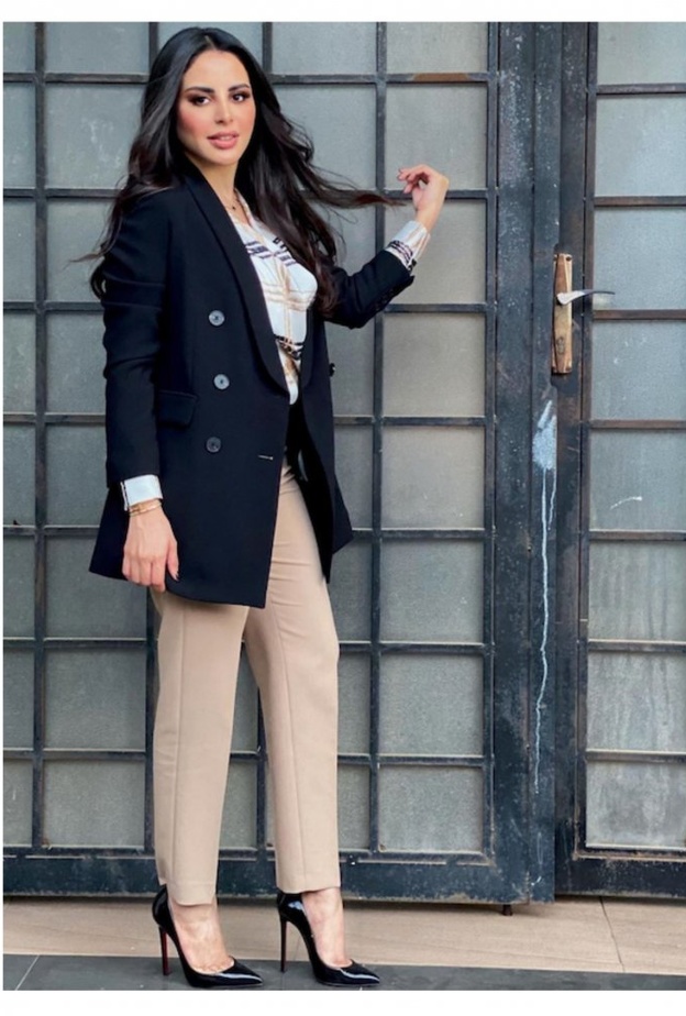 اطلالات ناعمة للدوام مستوحاة من مقدمة البرامج لمياء غالب