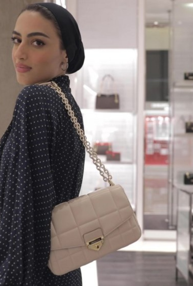 التنسيقات المفضلة للمؤثرة يارا النملة من متجر مايكل كورس الرياض