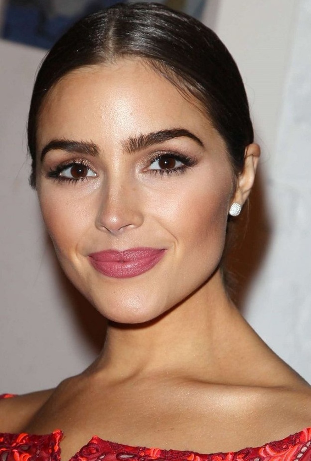 رسمات حواجب طبيعية مستوحاة من أسلوب النجمات العالميات 2021