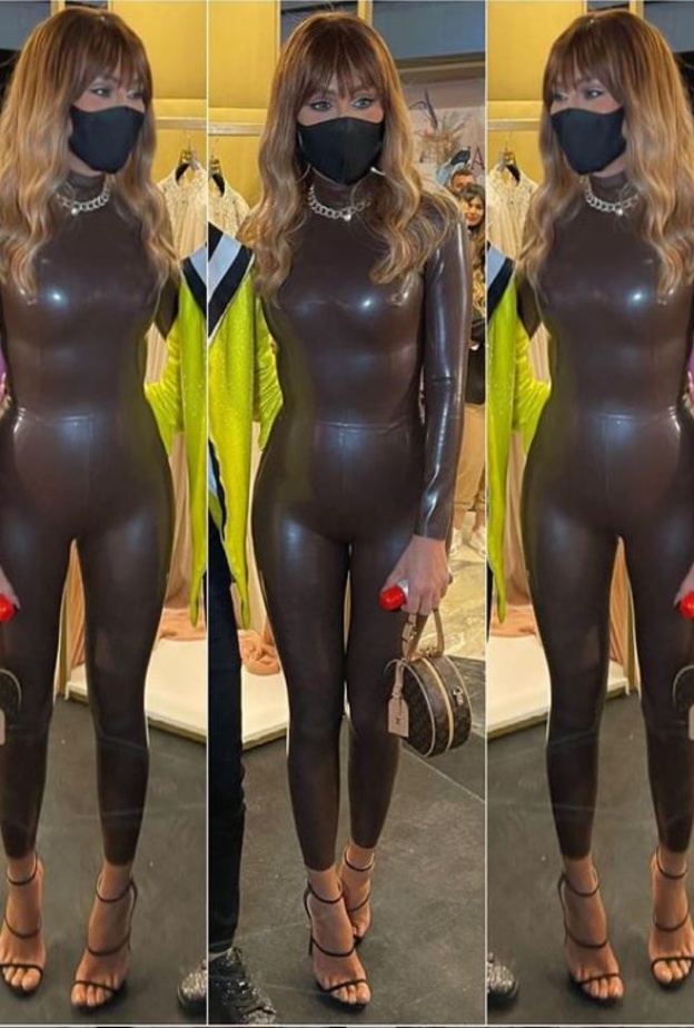 نسّقت مع هذا اللوك سلسالاً ذهبياً حول ياقتها وحملت حقيبة من مجموعة Louis Vuitton