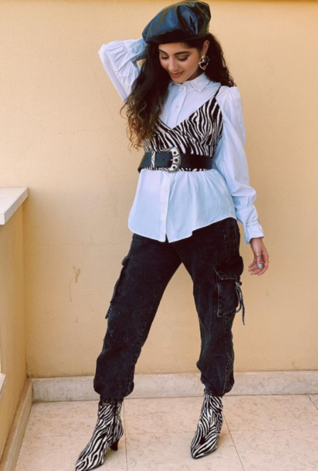 إختارت البنطلون بقصة واسعة نسّقت معه القميص الطويل الأوفر سايز