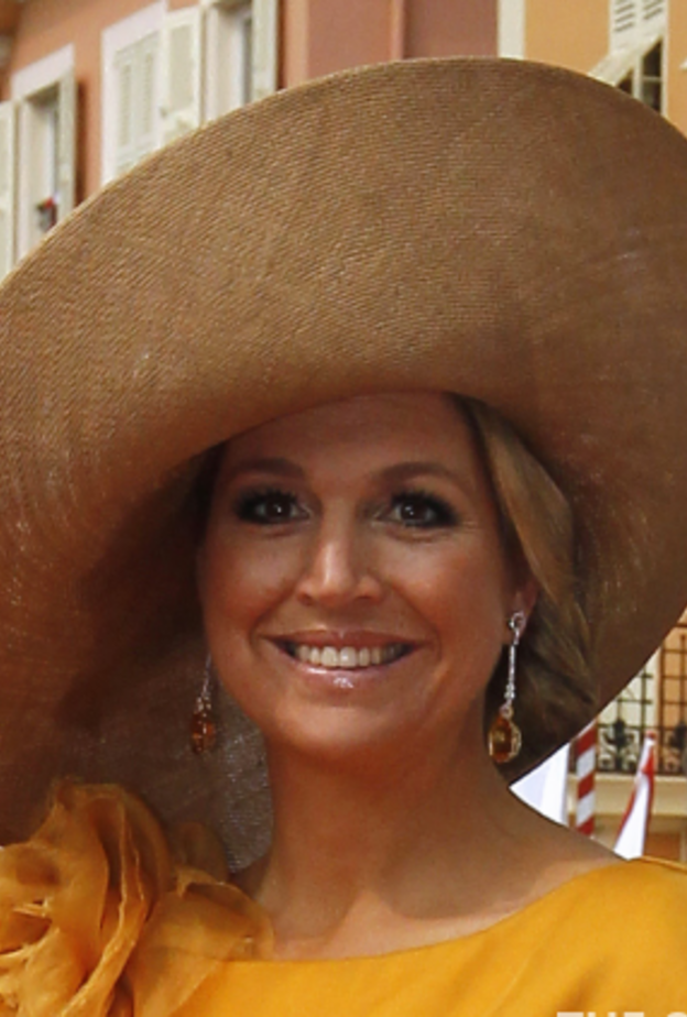  الملكة ماكسيما ترتدي أقراط مرصعة بحجر السترين citrine