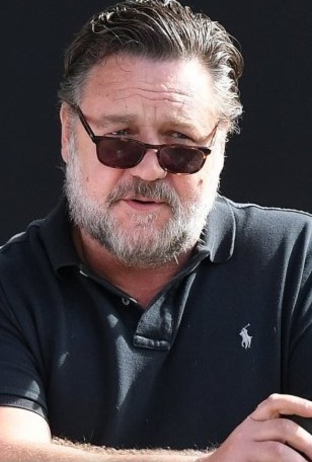 وفاة والد راسل كرو