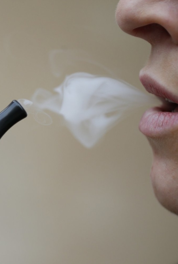 هل مدخن السجائر الالكترونية اكثر عرضة للاصابة بفيروس كورونا الجديد