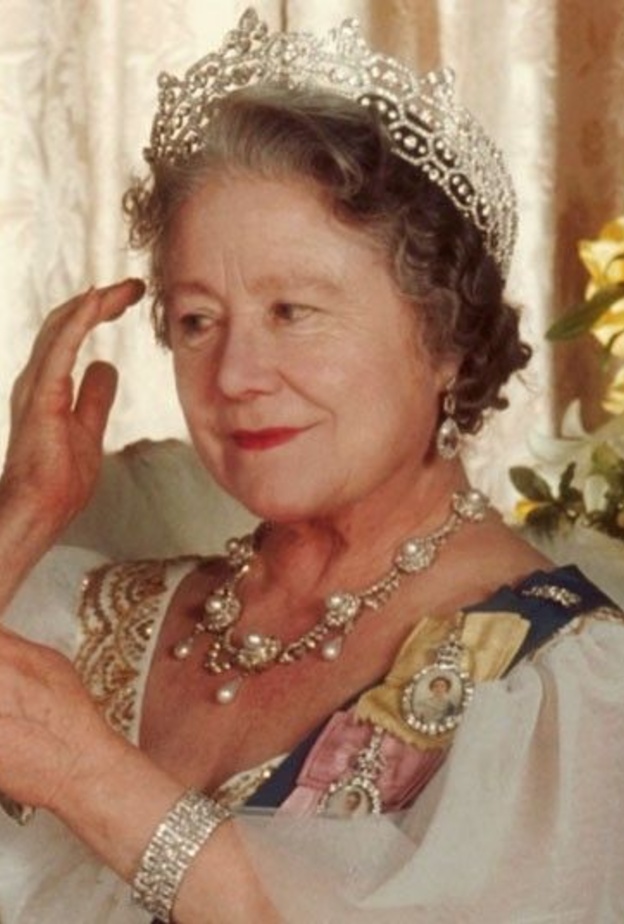 أجمل مجوهرات الملكة إليزابيث الأم في ذكرى وفاتها