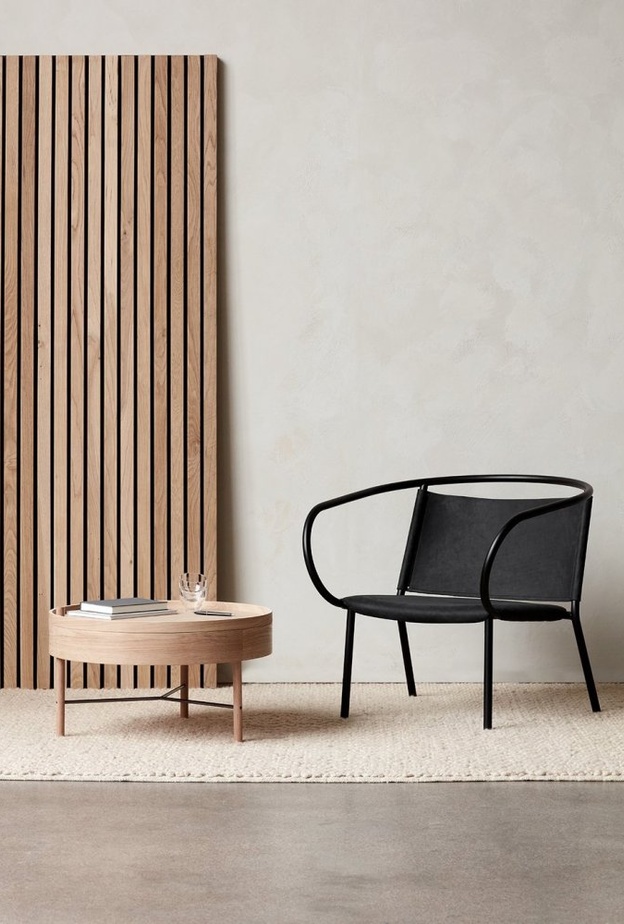 المعدن باللون الأسود في تصميم كرسي مريح وعصري