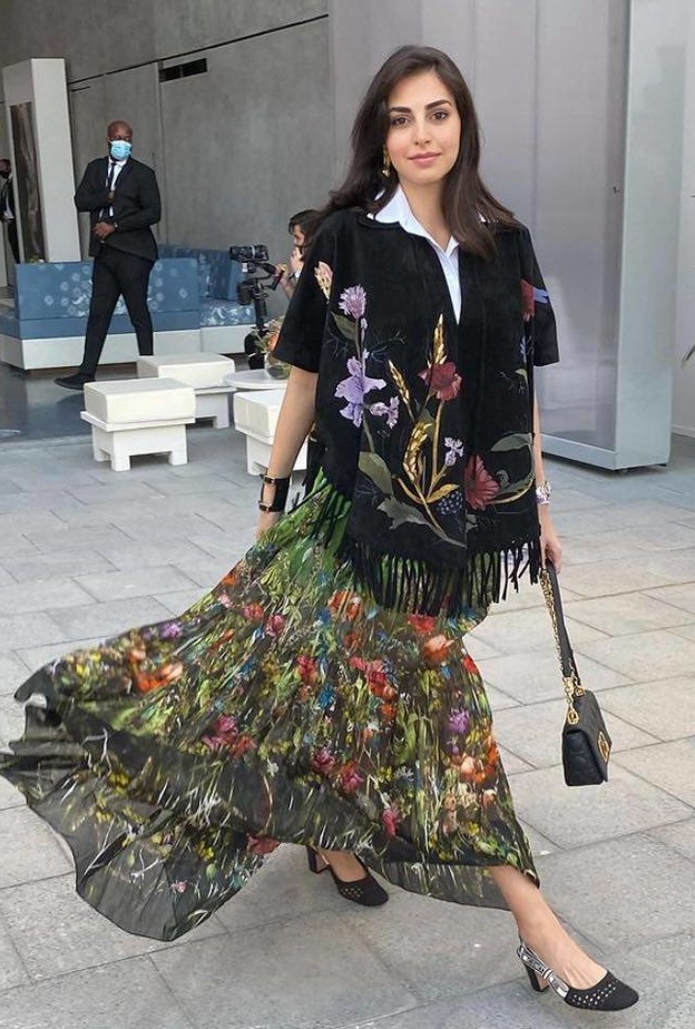 اطلالات فاليري أبو شقرا بالتنورة الواسعة والمزخرفة