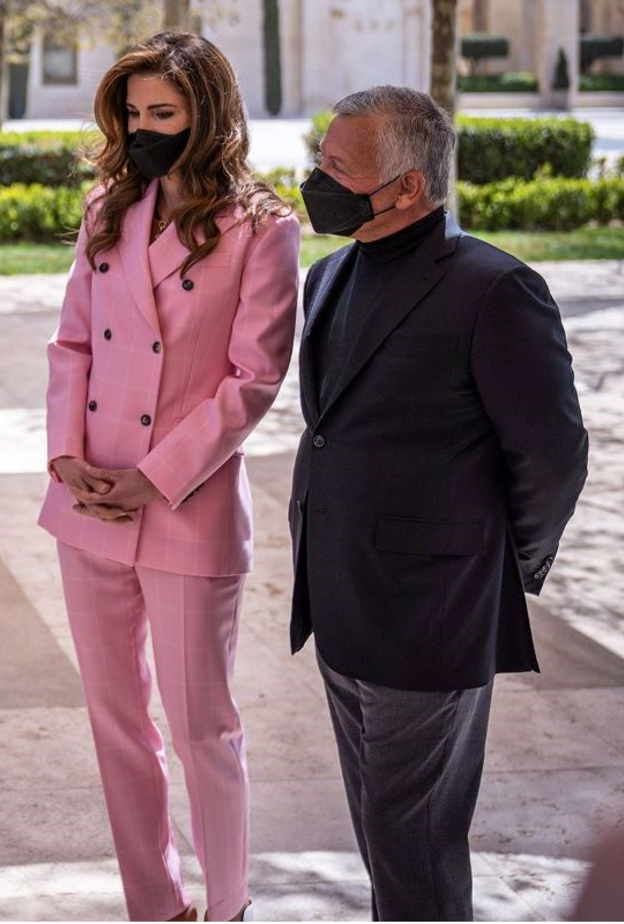 صور اطلالة الملكة رانيا بالبدلة النسائية تخطف الانظار