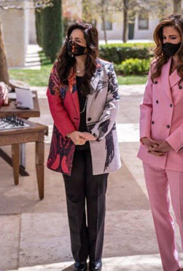 إطلالة عصرية أنيقة وكانت ترتدي بدلة نسائية أنيقة باللون الورد