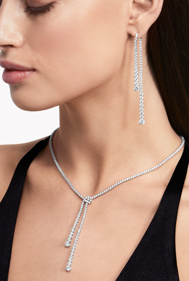   أقراط مرصعة بالألماس