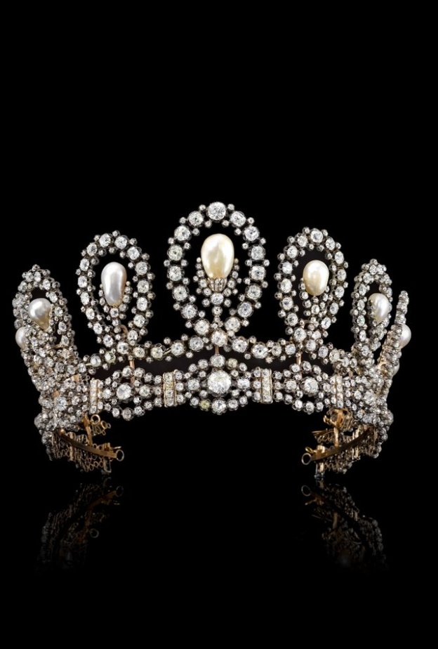 تاج ملكي يظهر في مزاد لأول مرة في سوذبيز