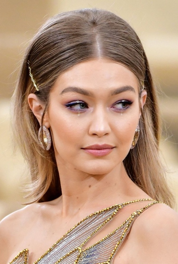  اطلالات جمالية تألقي بها على طريقة جيجي حديد لربيع 2021