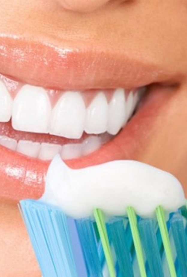 أضرار عدم تنظيف الأسنان بعد تناول الطعام