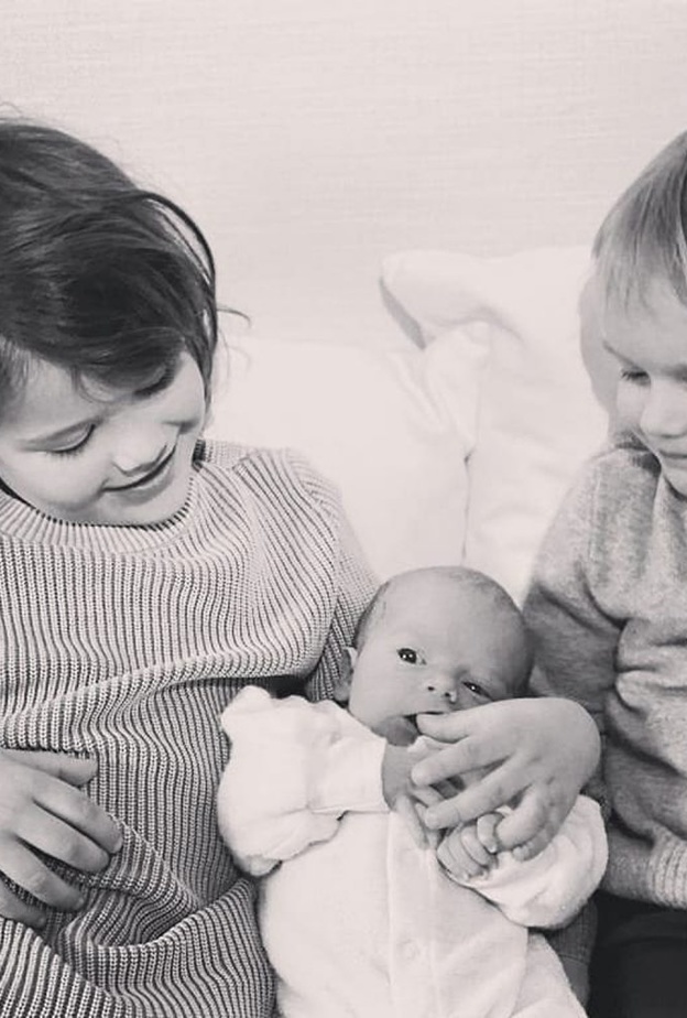 الأمير كارل فيليب وزوجته ينشران صور جديدة لطفلهما