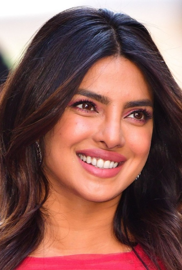 أجمل ألوان البلاشر المناسبة للبشرة السمراء بأسلوب بريانكا شوبرا