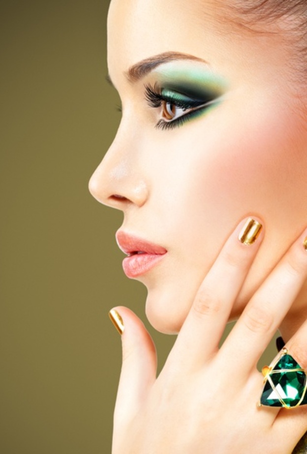 موديلات خواتم الزمرّد من موضة 2021 وكيفية تنسيقها