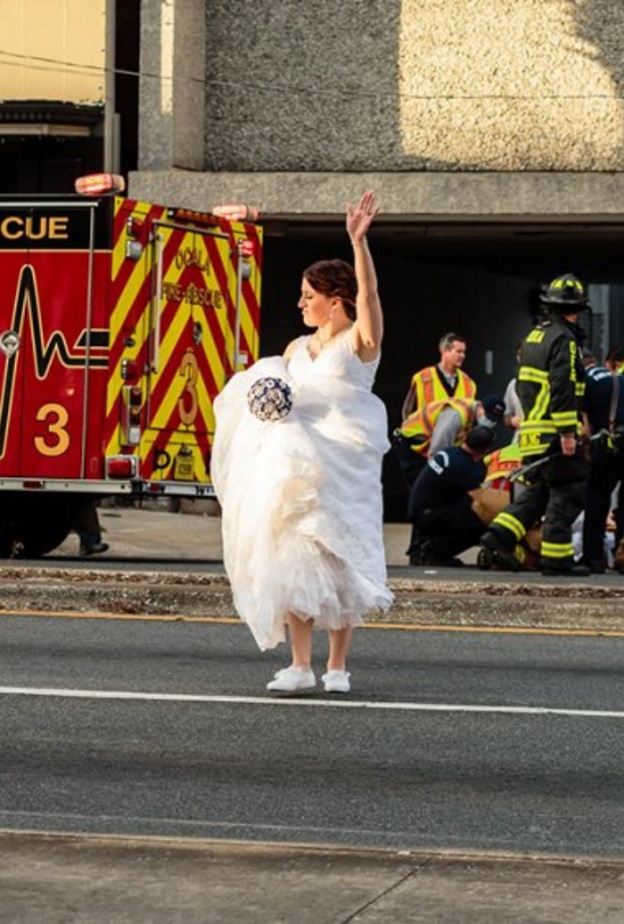 عروسان ينقذان حياة رجل صدمته سيارة أثناء التقاط صور الزفاف