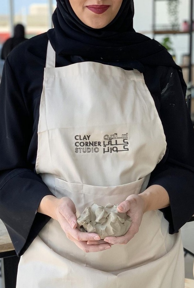 الفنانة التشكيلية والخزفية الإماراتية حصة العجماني