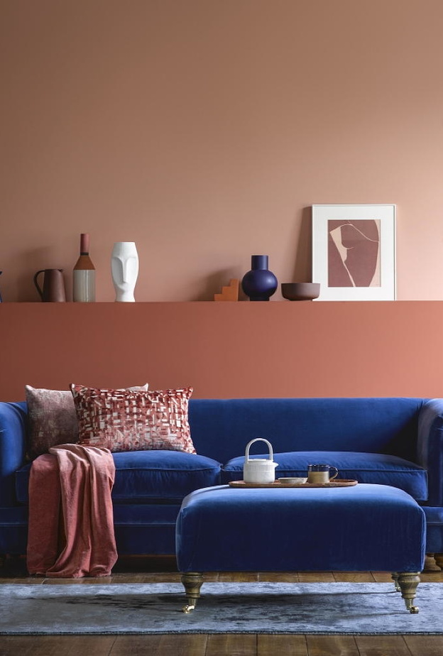 تصميم كنب باللون الأزرق مع خلفية ملونة