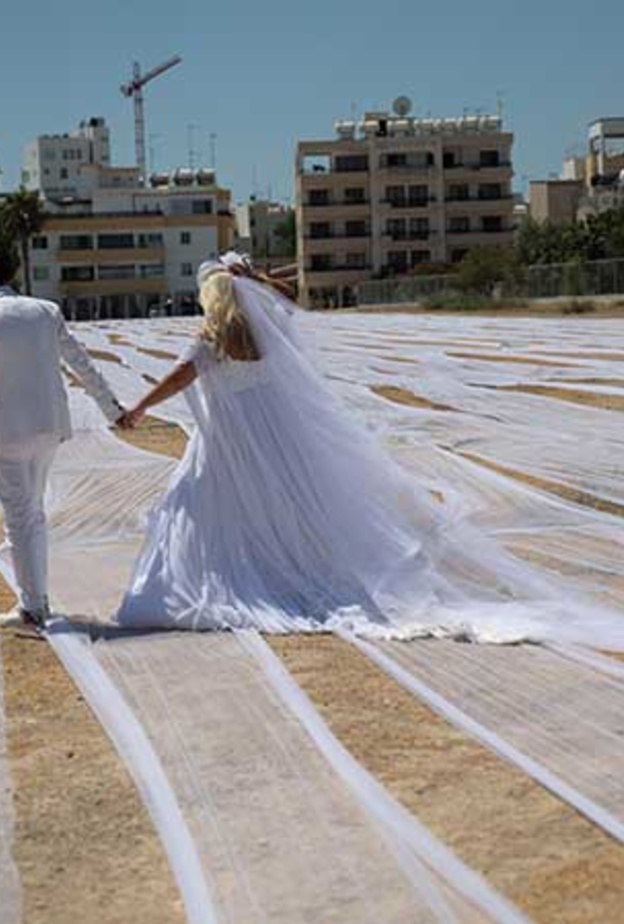 طرحة الزفاف مصنوعة من 7100 متر قماش