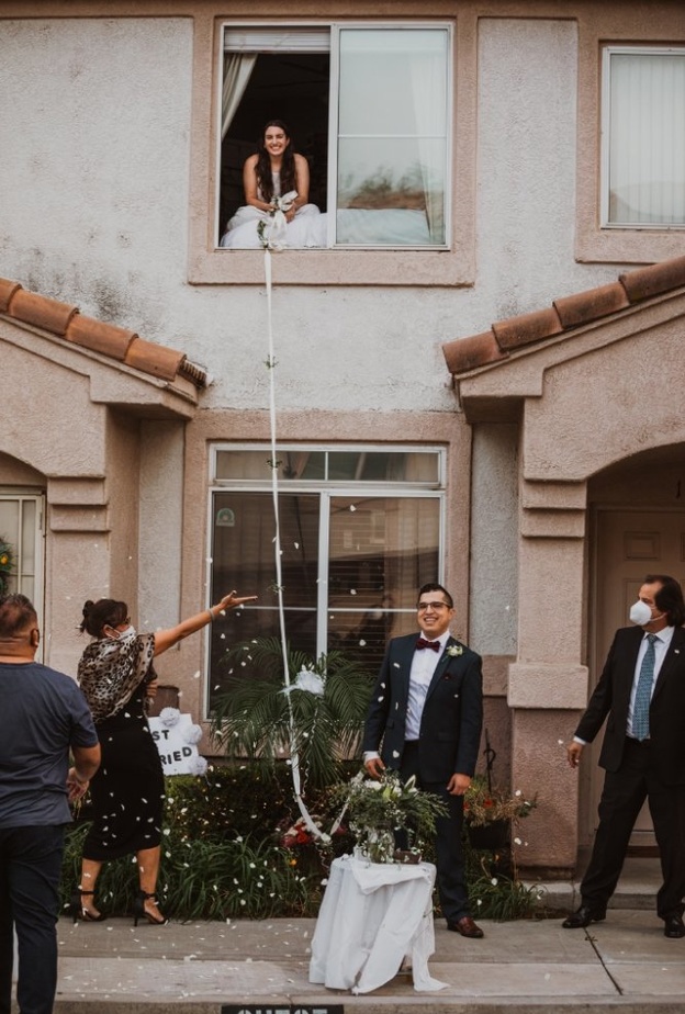 حبل يربط بين العروسين بدل التشابك بالأيدي