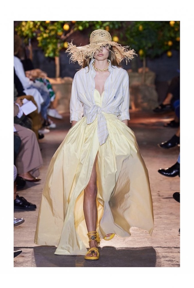 الأخضر الباستيلي الجذاب بفستان أنيق بطول الميدي من Boss