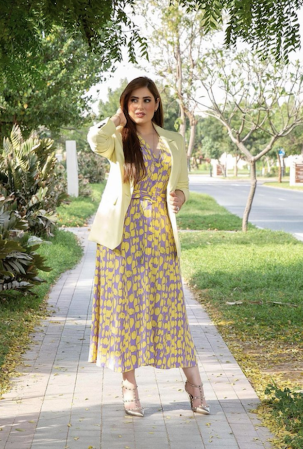 نسقت رؤى الصبان فستان ماكسي معرق مع بليزر باللون الاصفر