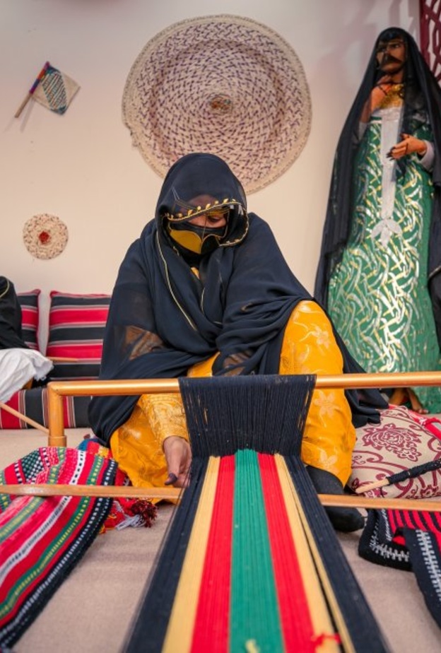 حياكة السدو.. تصاميم ساحرة وألوان خلابة لأحد أهم الفنون الحرفية بالإمارات
