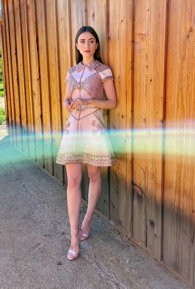 ليلي كولينز خطفت الأنظار بفستان قصير من مجموعة جورج حبيقة