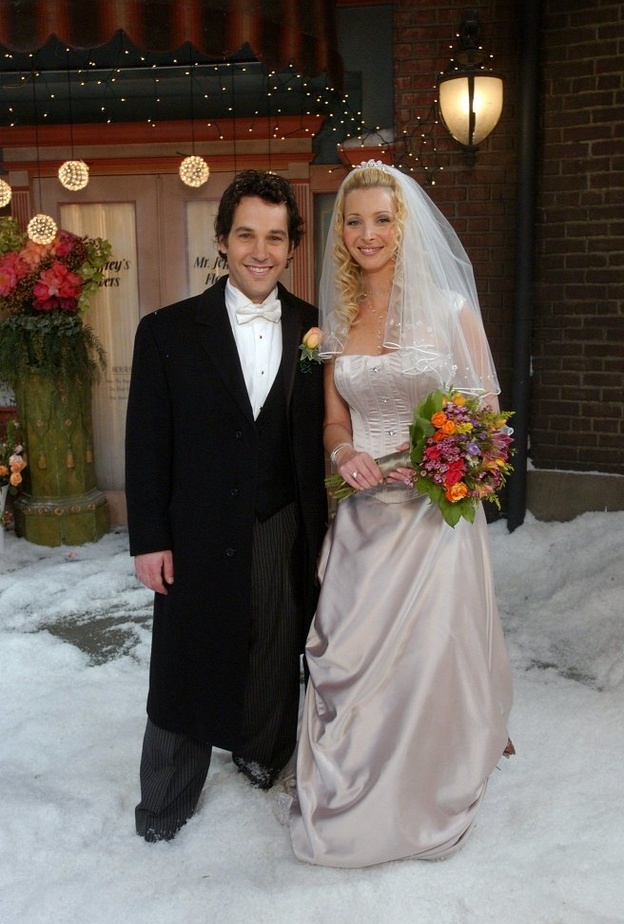  فستان زفاف فيبي Phoebe في مسلسل Friends