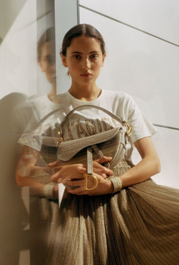 مجموعة الكبسولة Dior Gold.. تصاميم أيقونية معززة بلمسة من الذهب