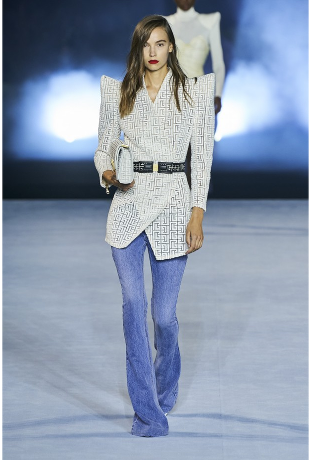 من دار Balmain تألقي بالبنطلون الـ Flare مع البليزر التي تتميّز بقصة الأكتاف العريضة