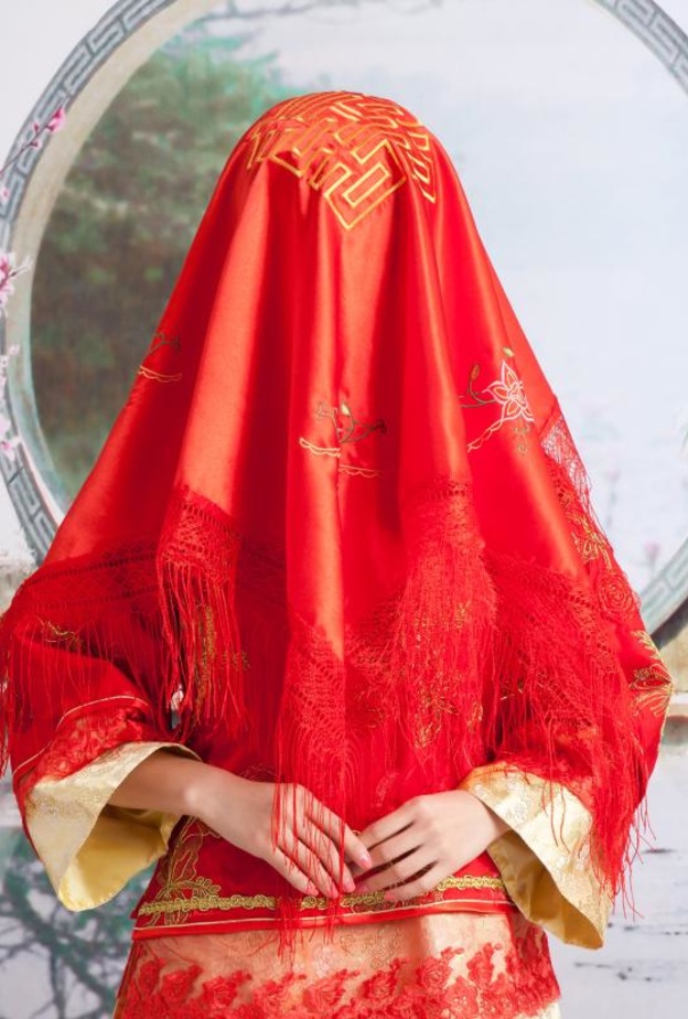  انفجرت العروس بالبكاء لأنها كانت تحلم بمعرفة المزيد عن عائلتها البيولوجية