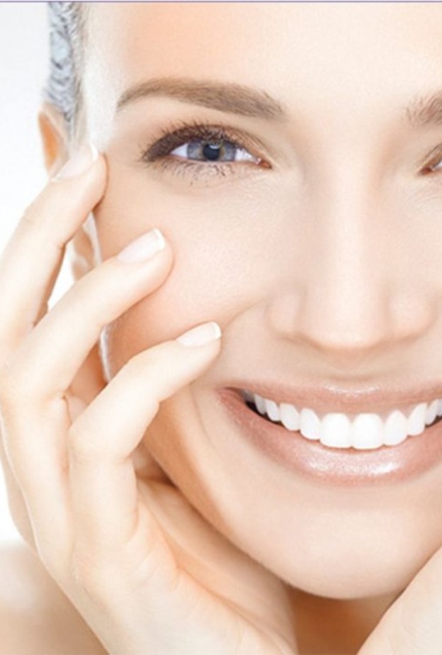 يساعد تقشير بشرتك بزيت جوز الهند والسكر على التخلص من خلايا الجلد الميتة والمسامات الواسعة