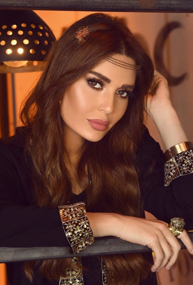  تسريحات شعر ناعمة مع السلاسل البرونزية من وحي سيرين عبد النور