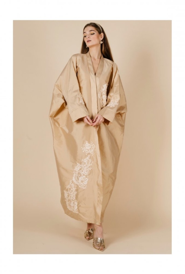 الأسود الراقي بعباية بالجيوب البارزة المزينة بالورود من تصميم  ALBATROSS