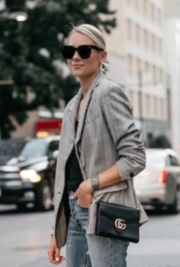 اختاري الجينز القصير ونسقي معه بليزر اسود لاطلالة شبابية مميزة.